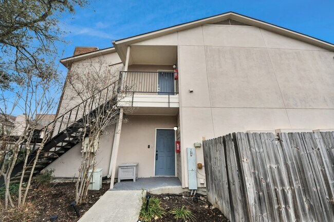 Building Photo - 1818 Augusta Dr