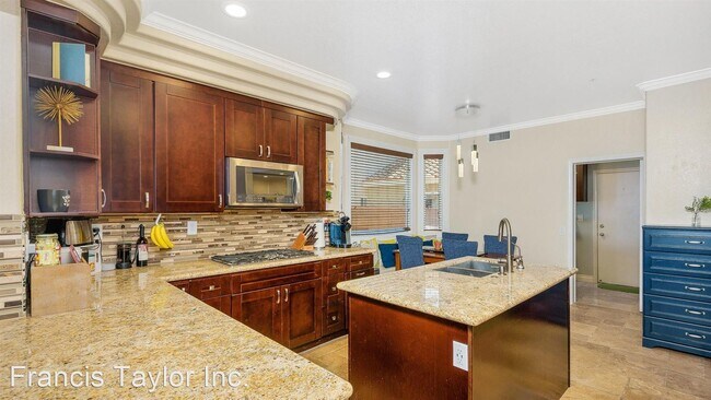 Building Photo - 4 br, 3.5 bath House - 2538 Summit Gln