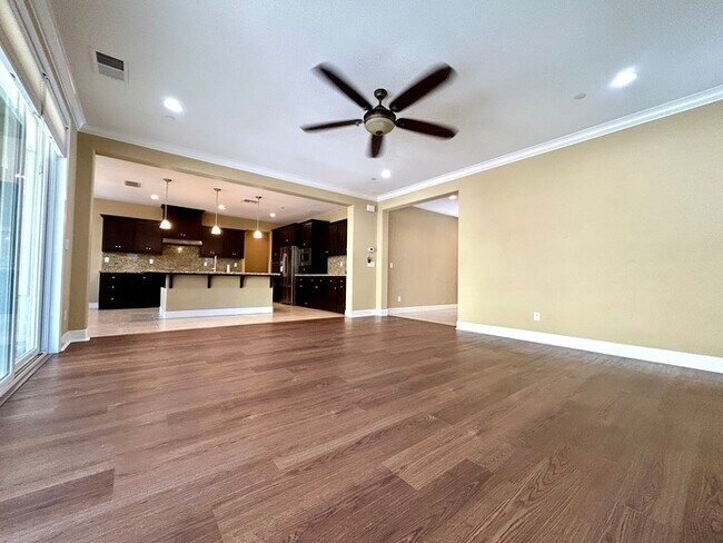Building Photo - Beautiful Spacious 4 Bedroom Home PLUS bon...