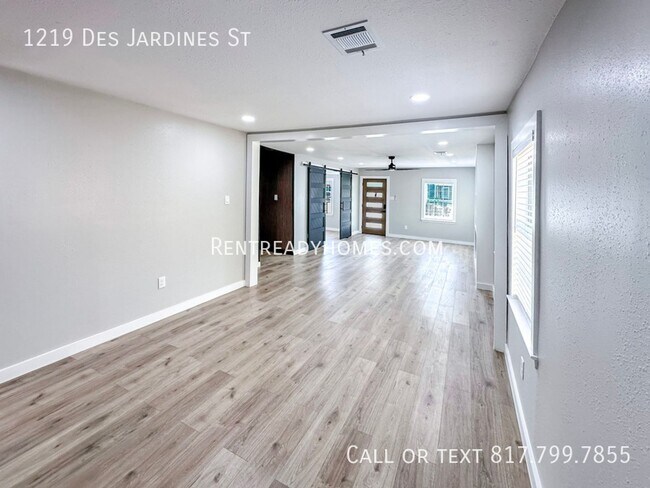 Building Photo - 1219 Des Jardines St