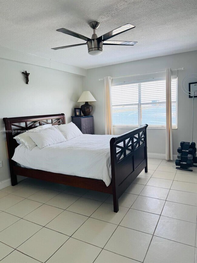 Building Photo - 400 Kings Point Dr