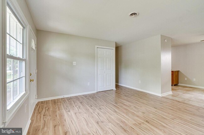Building Photo - 907 W Redwood Rd