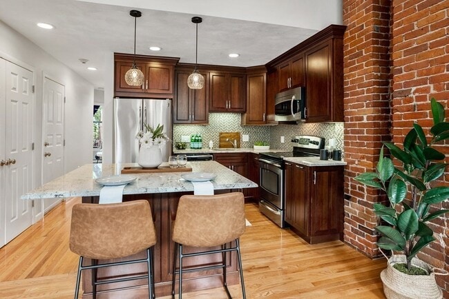 Building Photo - 546 Columbus Ave