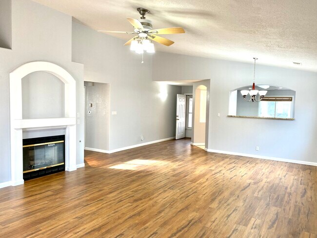 Comedor/Sala de estar (3/3) - 909 Tony Sanchez Dr SE