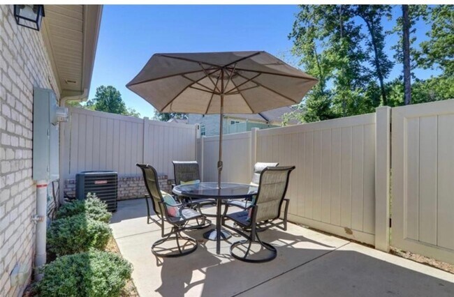 Building Photo - Like new brick 3 bedroom townhome in Lake ...