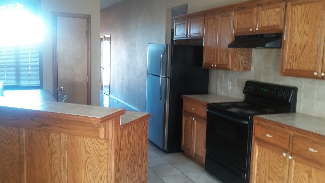 Foto del edificio - Spacious 4 bed, 2 bath, 2 garage home just 1.5 miles from OU Campus