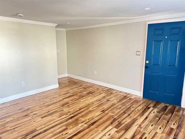 Foto del edificio - 610 Laurelton Blvd