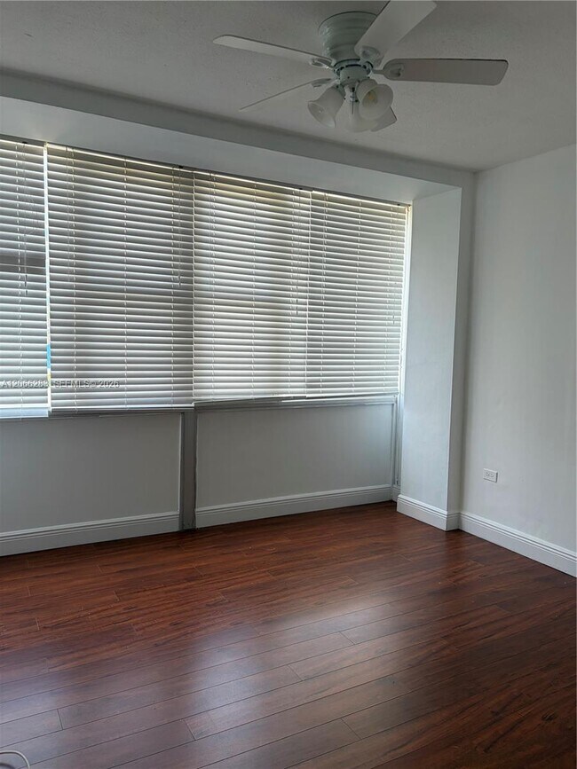 Foto del edificio - 7545 E Treasure Dr