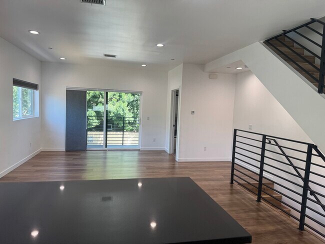 Foto del edificio - 5638 Woodman Ave