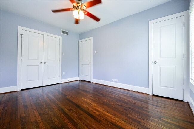 Foto del edificio - 1011 E 6 1/2 St