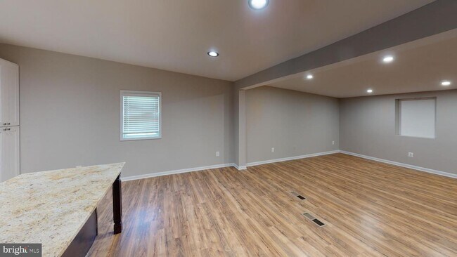 Building Photo - 822 N Kenmore St