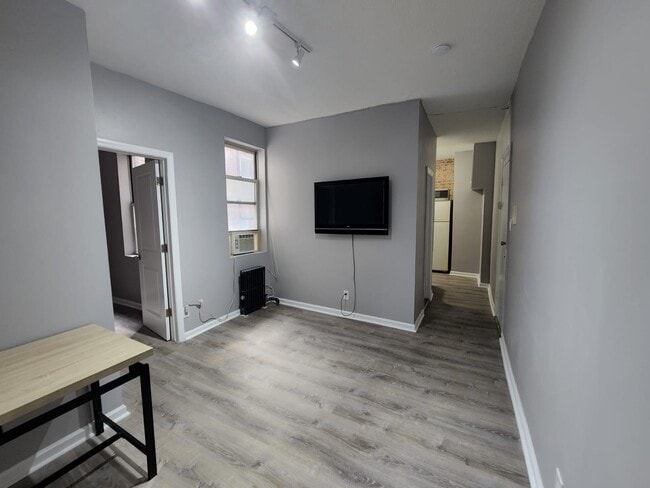 Building Photo - 5616 Hudson Ave