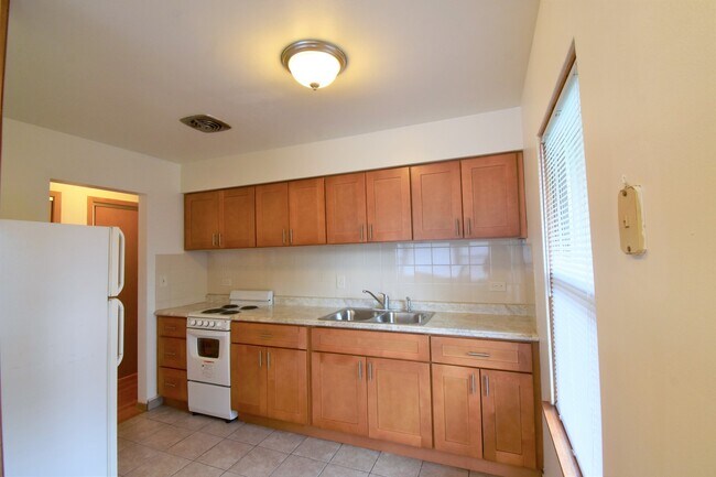 Building Photo - 233 S Highland Ave