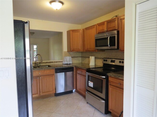 Foto del edificio - 216 Lakeside Cir