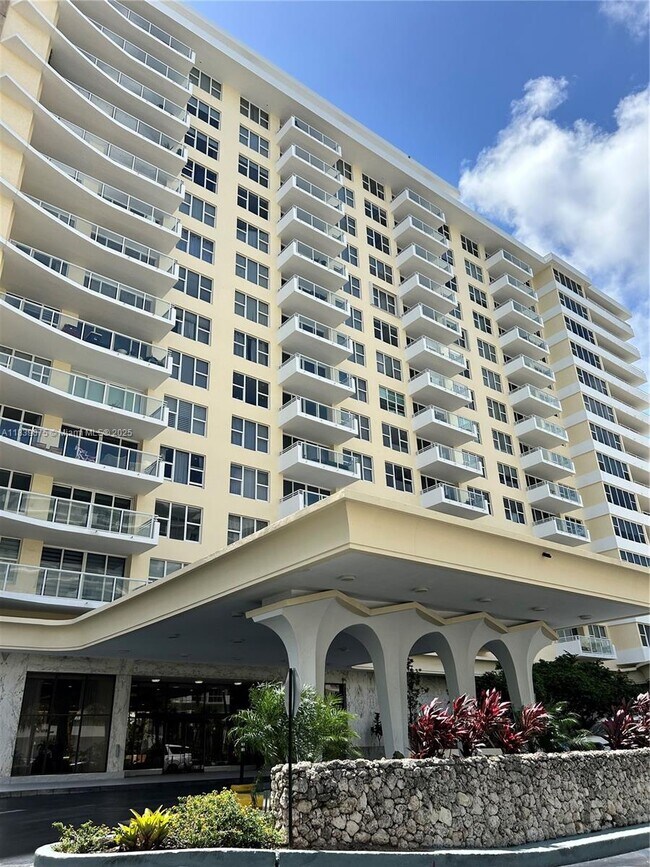 Foto del edificio - 5600 Collins Ave