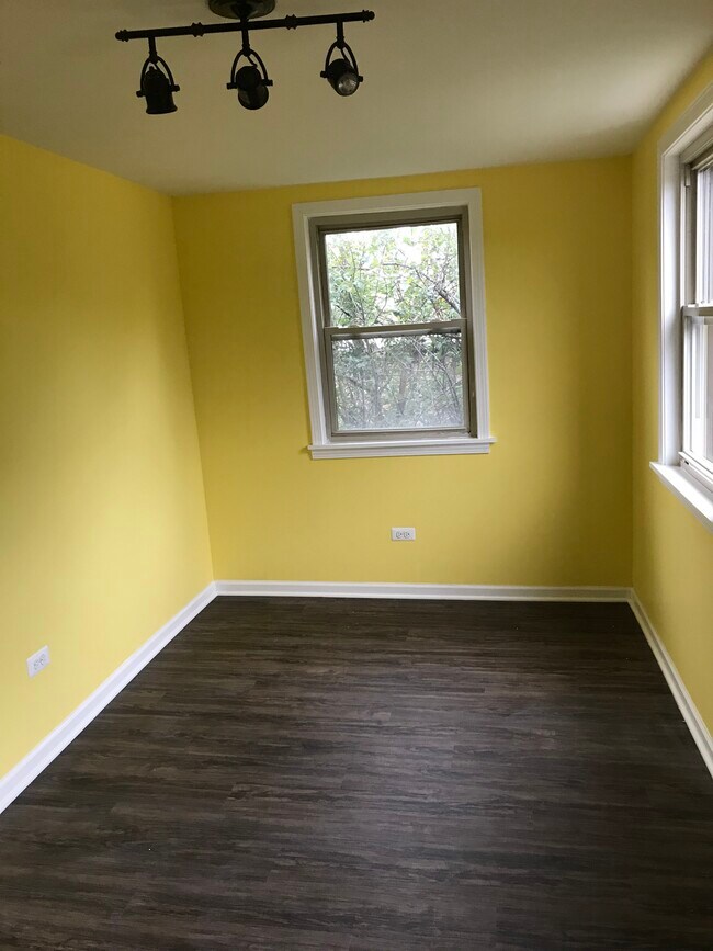 Office/ Bedroom - 9110 Bennett Ave