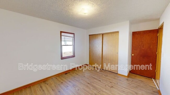 Building Photo - 198 Woodsview Dr