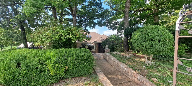 Building Photo - 11 Fairway Dr