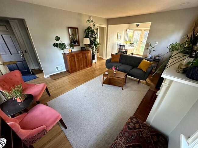 Foto del edificio - Charming Fully Furnished Bungalow Rental with Modern Amenities in Roseway!