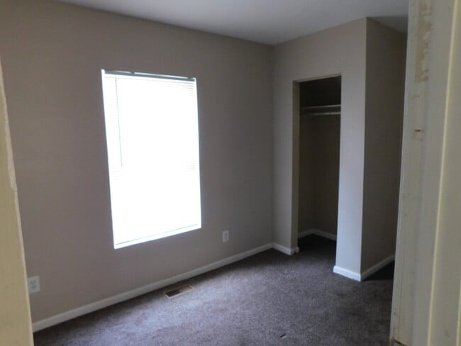 Building Photo - Private Entry Lower Unit of Duplex near Water