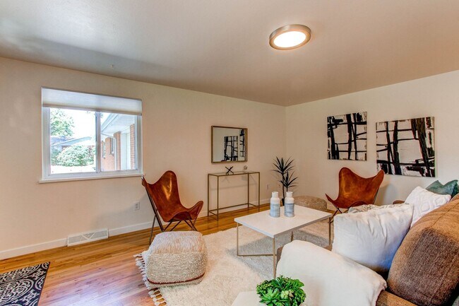 Foto del edificio - Charming 2BR Duplex in Lakewood by Crown H...