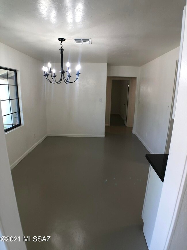 Building Photo - 1440 E Edison St