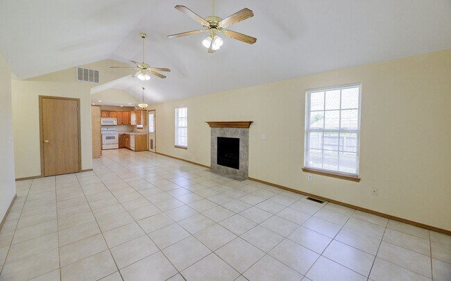 Building Photo - 3 Bedroom in Republic Schools!