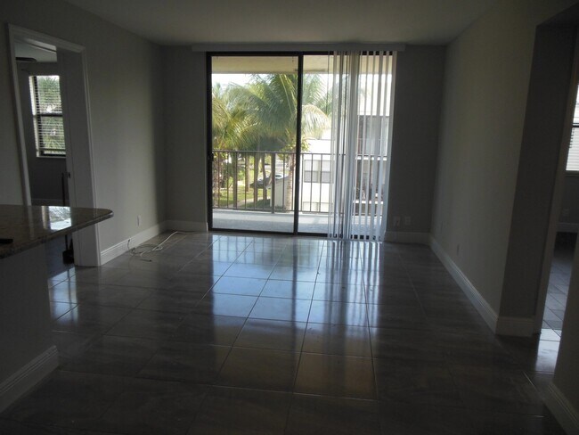 Foto del edificio - TWO BEDROOM TWO BATHROOM!! WATERFRONT COMMUNITY!!