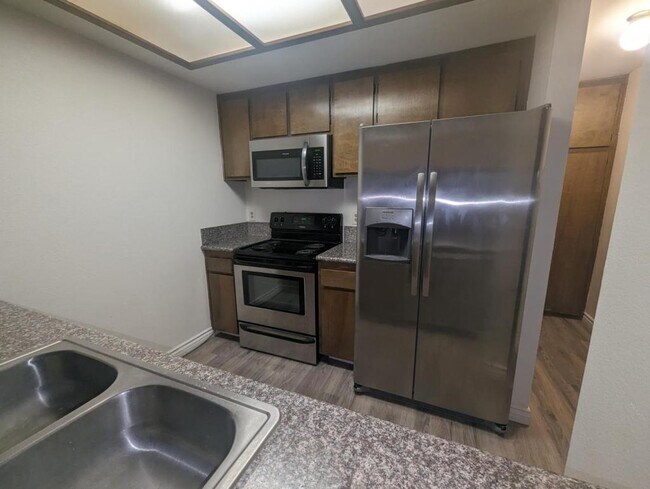 Building Photo - 7845 Golfcrest Dr