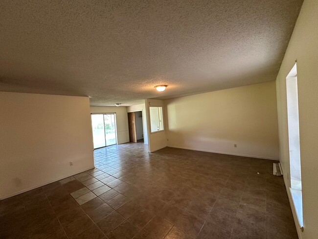 Building Photo - Introducing a charming 3-bedroom, 1.5 bath...