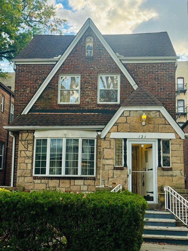 Building Photo - 121 Bentley Ave