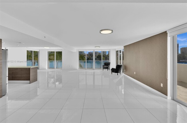 Foto del edificio - 9901 E Bay Harbor Dr