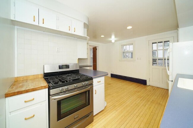 Foto del edificio - 8 E College St