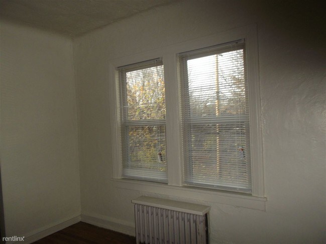 Building Photo - 2976 S Moreland Blvd