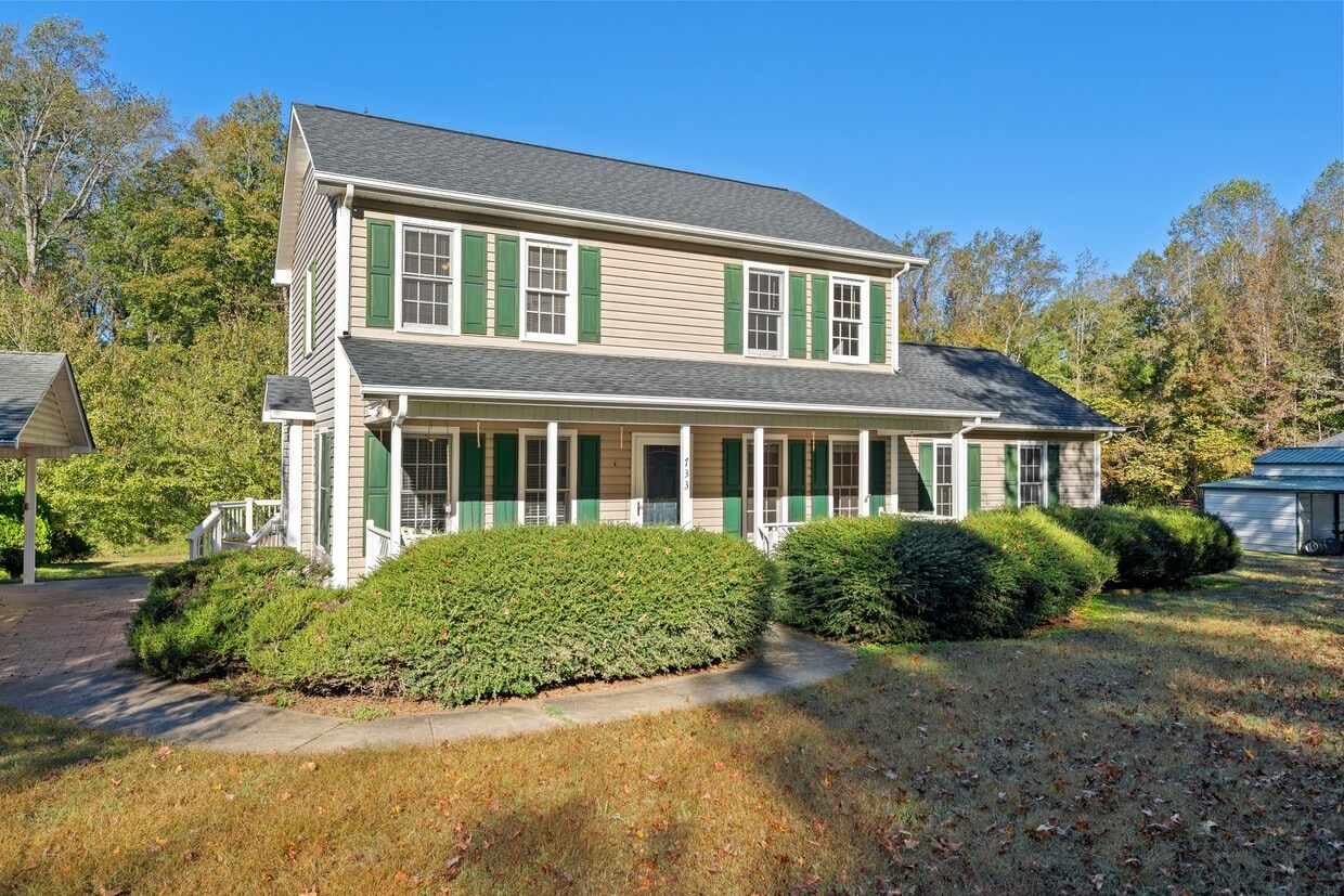 UPDATED 3 BR + Den Home w/ Workshop, RV Pa... - Spacious 3BD/2.5BA Home on Large Lot in Hi...