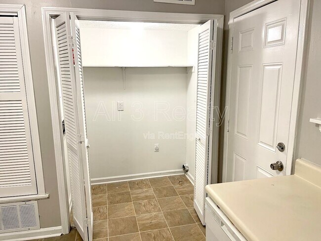 Foto del edificio - 120 Meadowbrook Ct