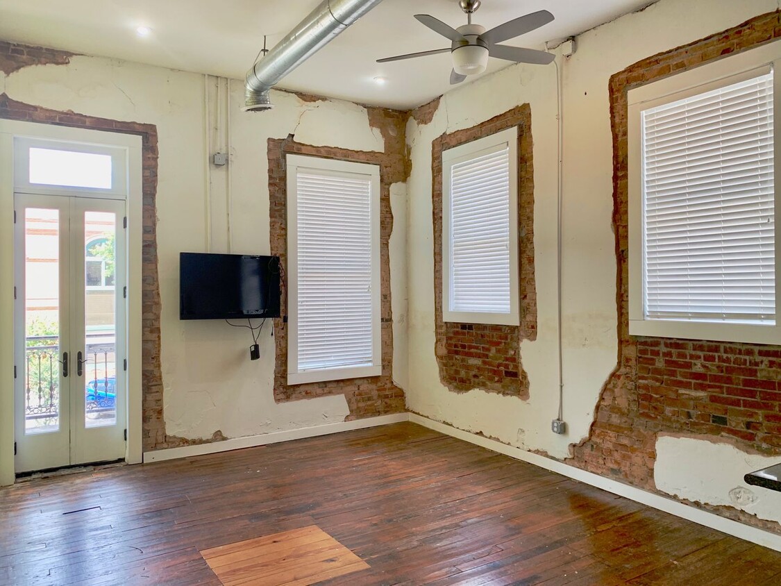 Foto principal - 300 S Main St