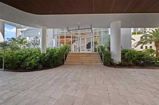 Foto del edificio - 700 NE 24th St