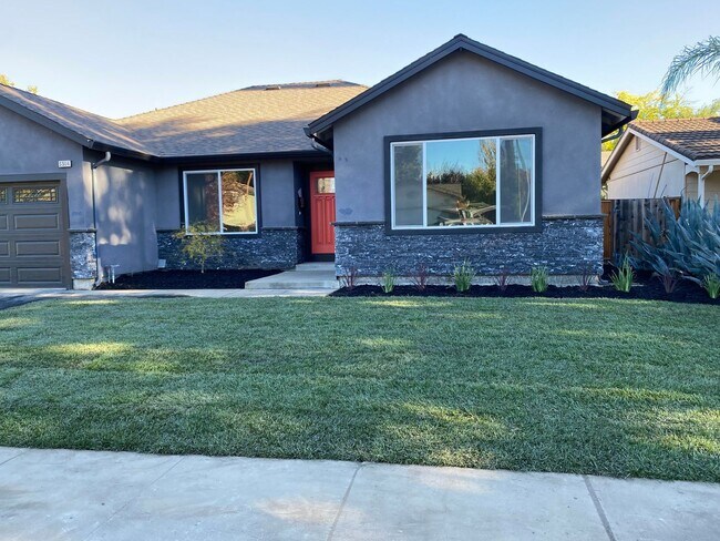 Photo - A BEAUTIFUL AND NEWLY REMODELED DOWNTOWN P... House