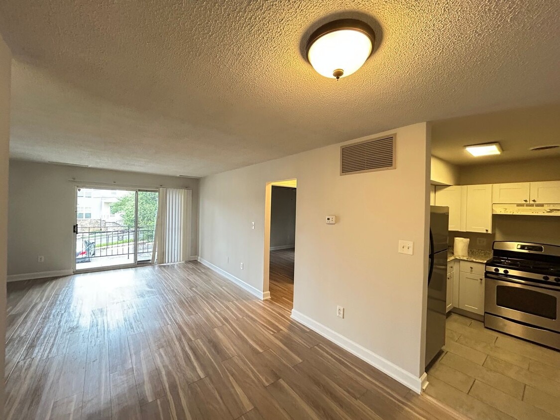 Primary Photo - Renovated 1 bdrm, 1 bath Apt