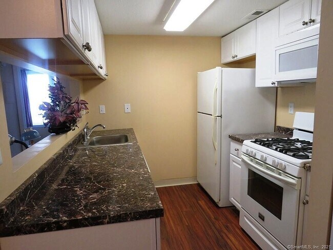 Kitchen - 6 Copper Beech Dr