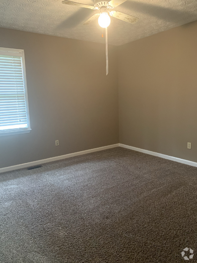 Building Photo - 4055 Sharon Dr