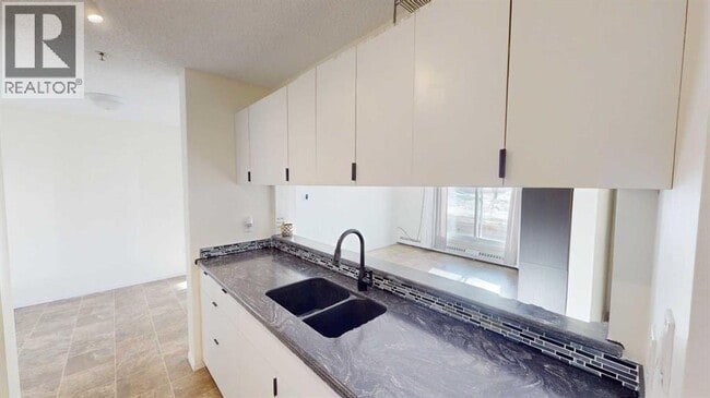 Building Photo - 10405-10499 99 St