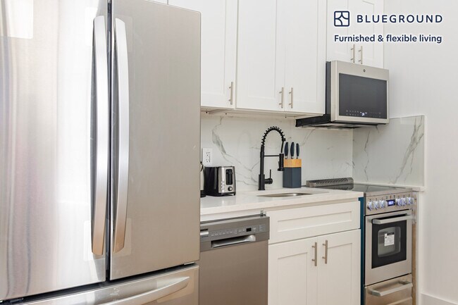 Building Photo - 161 W 54th St