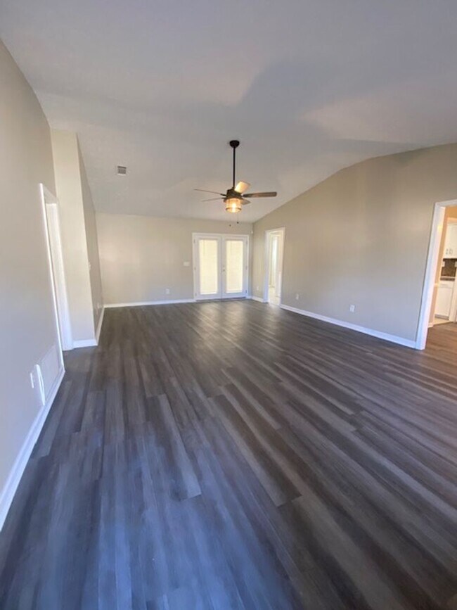 Foto del edificio - A Quiet Location, $200 Move-N-Special