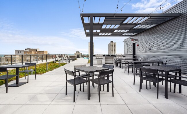 Building Photo - 2500 N Sheridan Rd