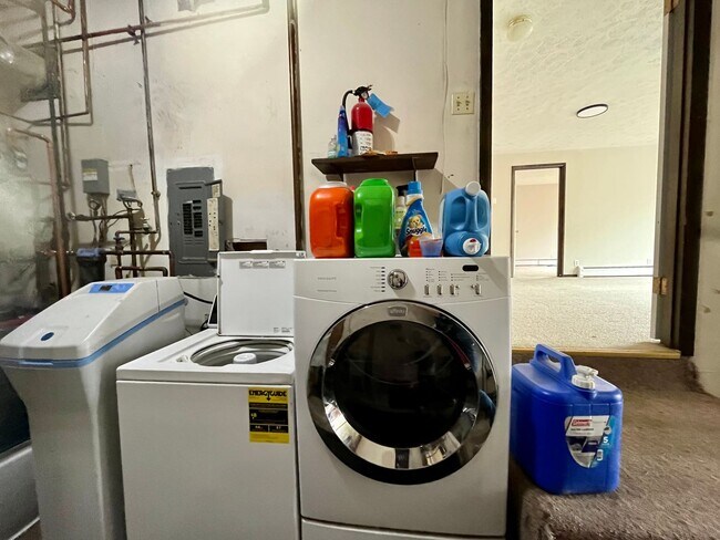 Building Photo - Pet friendly 2 bedroom, utilities included