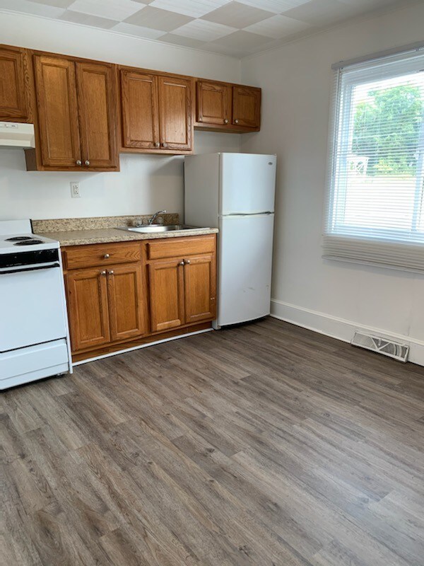 305 Vincennes Ave Unit 3, Oakdale, PA 15071 Room for Rent in Oakdale, PA