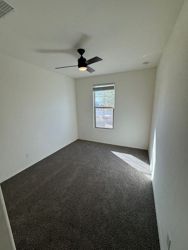 Building Photo - 3 Bed / 2 Bath with all new carpet!