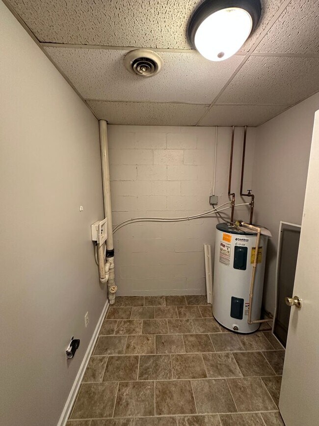 Building Photo - Beautiful and spacious 2 bed, 1 bath apart...